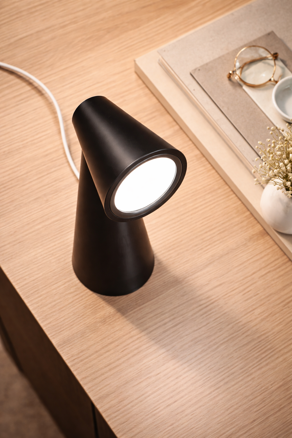 Luminária de Mesa LED Moderna Spot Abajur Minimalista Luz Suave Quarto Escritório Decoração Elegante